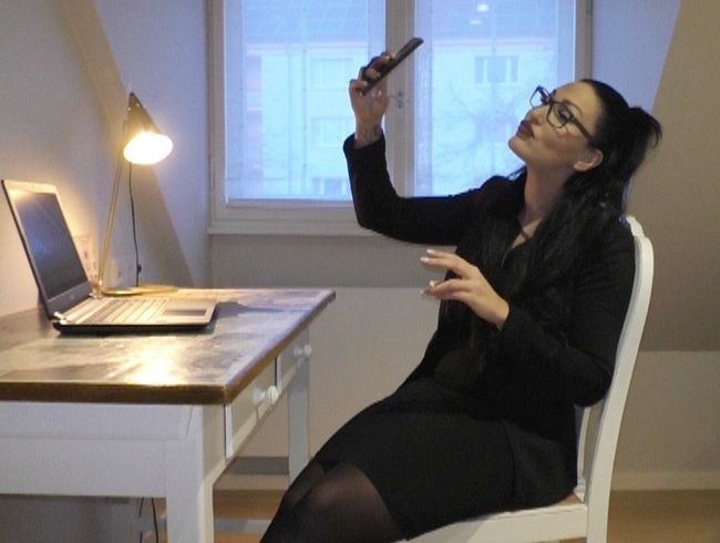 Mira-Grey's Porno Video: Mein Chef ist sauer aber steht auf Nylons !
